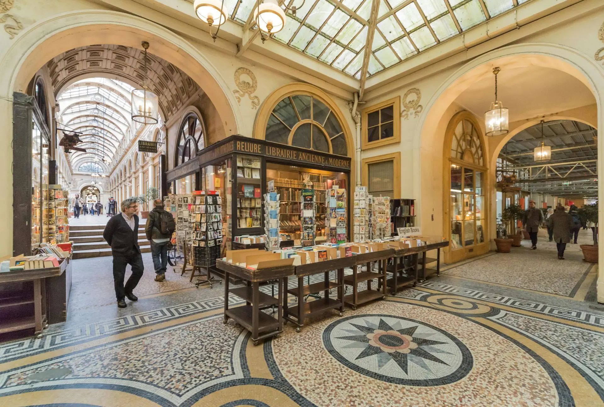 “Personalized Paris travel guide with shopping, dining, and cultural stops.”